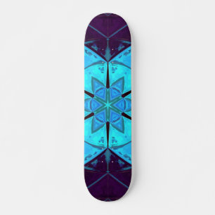 Mosaik Kaleidoskop Blume Blau und Lila Skateboard