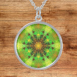 Mosaik Kaleidoskop Blume Grün und Orange Sterling Silberkette<br><div class="desc">Das Mosaik Kaleidoskop Design zeichnet sich durch brillante grüne und orangefarbene Fliesen aus. Ein lebhaftes geometrisches Design,  inspiriert von Fraktalen,  Mandalasen und Mosaiken aus Buntglas. Holen Sie sich jetzt dieses schöne,  trippige Design und fügen Sie ein paar groovative Farben in Ihr Leben!</div>