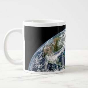 Mosaikbild des Planeten Erde mit 3 Hurrikanen Jumbo-Tasse