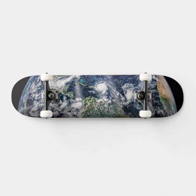 Mosaikbild des Planeten Erde mit 3 Hurrikanen Skateboard (Horizontal)