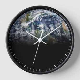 Mosaikbild des Planeten Erde mit 3 Hurrikanen Uhr