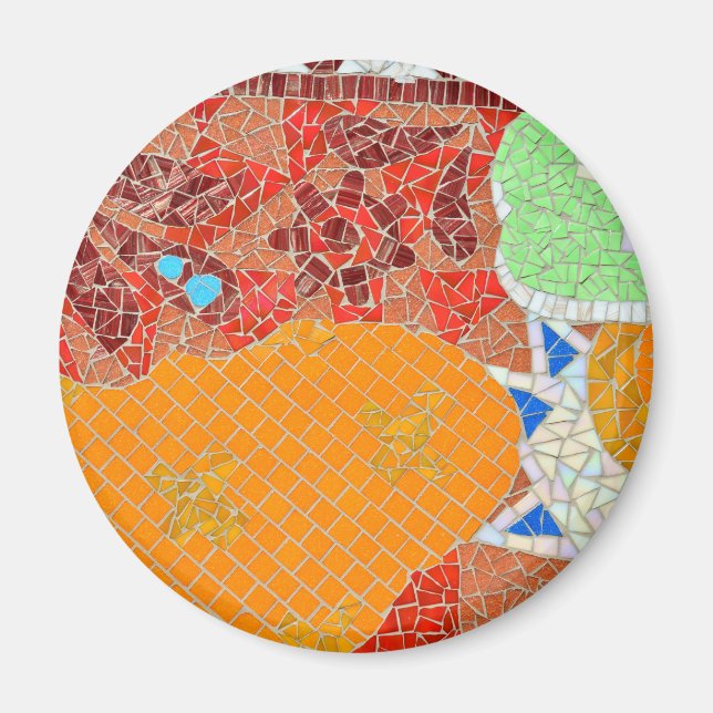 Mosaikfliesen sind gebrochene Stücke in einem Puzz Magnet (Vorne)