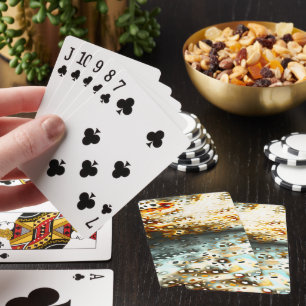 Mosaikschrott, der über graue und korallenförmige spielkarten