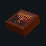 Moshe ist Menorah Geschenkbox<br><div class="desc">In der Tora wird Moshe Rabbenu gesagt: "Du sollst eine Menorah aus reinem Gold machen, verprügelt werden, die Menorah wird hergestellt werden, ihr Fuß, ihr Ast, ihre Kugeln, ihre Knöpfe und ihre Blume werden daraus gequält werden " [Schmälert 25:31] und später "Sehen Sie, und konstruieren Sie, gemäß ihrer Form, die...</div>