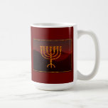 Moshe ist Menorah Kaffeetasse<br><div class="desc">In der Tora wird Moshe Rabbenu gesagt: "Du sollst eine Menorah aus reinem Gold machen, verprügelt werden, die Menorah wird hergestellt werden, ihr Fuß, ihr Ast, ihre Kugeln, ihre Knöpfe und ihre Blume werden daraus gequält werden " [Schmälert 25:31] und später "Sehen Sie, und konstruieren Sie, gemäß ihrer Form, die...</div>