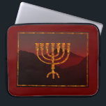 Moshe ist Menorah Laptopschutzhülle<br><div class="desc">In der Tora wird Moshe Rabbenu gesagt: "Du sollst eine Menorah aus reinem Gold machen, verprügelt werden, die Menorah wird hergestellt werden, ihr Fuß, ihr Ast, ihre Kugeln, ihre Knöpfe und ihre Blume werden daraus gequält werden " [Schmälert 25:31] und später "Sehen Sie, und konstruieren Sie, gemäß ihrer Form, die...</div>