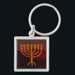 Moshe ist Menorah Schlüsselanhänger<br><div class="desc">In der Tora wird Moshe Rabbenu gesagt: "Du sollst eine Menorah aus reinem Gold machen, verprügelt werden, die Menorah wird hergestellt werden, ihr Fuß, ihr Ast, ihre Kugeln, ihre Knöpfe und ihre Blume werden daraus gequält werden " [Schmälert 25:31] und später "Sehen Sie, und konstruieren Sie, gemäß ihrer Form, die...</div>