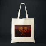 Moshe ist Menorah Tragetasche<br><div class="desc">In der Tora wird Moshe Rabbenu gesagt: "Du sollst eine Menorah aus reinem Gold machen, verprügelt werden, die Menorah wird hergestellt werden, ihr Fuß, ihr Ast, ihre Kugeln, ihre Knöpfe und ihre Blume werden daraus gequält werden " [Schmälert 25:31] und später "Sehen Sie, und konstruieren Sie, gemäß ihrer Form, die...</div>
