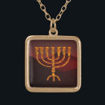 Moshe ist Menorah Vergoldete Kette<br><div class="desc">In der Tora wird Moshe Rabbenu gesagt: "Du sollst eine Menorah aus reinem Gold machen, verprügelt werden, die Menorah wird hergestellt werden, ihr Fuß, ihr Ast, ihre Kugeln, ihre Knöpfe und ihre Blume werden daraus gequält werden " [Schmälert 25:31] und später "Sehen Sie, und konstruieren Sie, gemäß ihrer Form, die...</div>