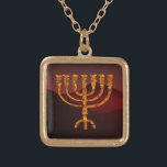 Moshe ist Menorah Vergoldete Kette<br><div class="desc">In der Tora wird Moshe Rabbenu gesagt: "Du sollst eine Menorah aus reinem Gold machen, verprügelt werden, die Menorah wird hergestellt werden, ihr Fuß, ihr Ast, ihre Kugeln, ihre Knöpfe und ihre Blume werden daraus gequält werden " [Schmälert 25:31] und später "Sehen Sie, und konstruieren Sie, gemäß ihrer Form, die...</div>