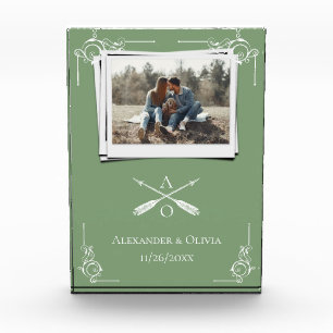 Moss Green Monogram und Arrows Newlyweds Fotoblock