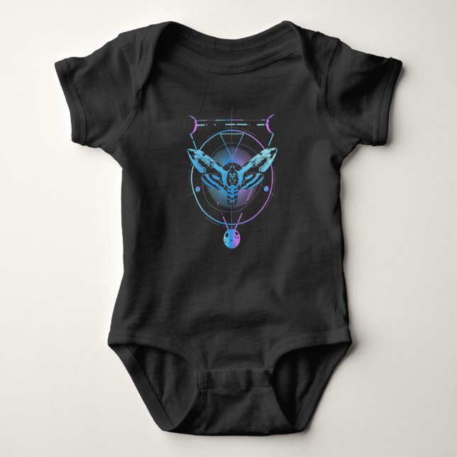 Moth Pastel Goth Geometric Witchy Crescent Baby Strampler (Vorderseite)