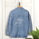 Mother of the Groom Script Name Wedding Party Jeansjacke<br><div class="desc">Our minimal and elegant "Mother of the Groom" wedding denim jacket features modern script calligraphy "Mother of the Groom". Designed to make heads turn on your special day. Whether you're a trendsetter bride or looking for the perfect gift for their Mother of the Groom, this jacket is a must-have addition...</div>