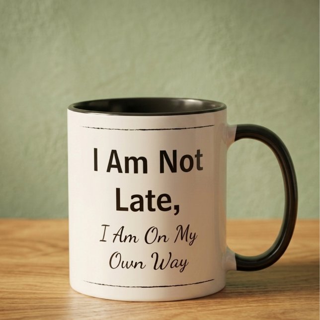Motivations-Zitat-Kaffeetasse Tasse (Custom text ceramic mug with black handle. The text reads "I am not late, I am on my own way")