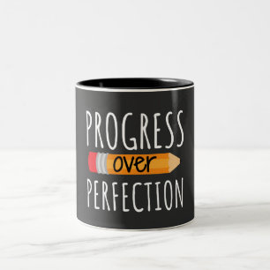 Motivierend Fortschritt über Perfektion Zweifarbige Tasse