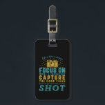 Motivierend Fotoquotenleben ist wie eine Kamera Gepäckanhänger<br><div class="desc">Das Leben ist wie eine Kamera. Konzentrieren Sie sich auf das Wichtige. Nimm die guten Zeiten ein. Inspiration und motivierend Angebot für Fotografen. Cooles Sprichwort und Slogan Typografie-Ware für diejenigen, die Liebe, Fotos, Mitglied des Fotoclubs. Vintages und bedrücktes Design für Amateure oder berufliche Fotografen, die überall Kameras und Objektive tragen....</div>