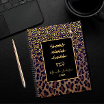 Motivierend Leopardenmuster braun schwarz 2025 Planer<br><div class="desc">Elegant,  cool,  glamourös und feminin mit braunem,  goldfarbenem und schwarzem Leopardenmuster,  mit goldenen Konfetti dekoriert. Personalisieren Sie Ihren Namen und fügen Sie ihn hinzu. Vorlage für ein Jahr,  gelbe Buchstaben. Ein schwarzer Rahmen mit dem motivierend Zitat: Sollte,  würde,  könnte es tun. Ideal für Unternehmerinnen,  Make-up Künstler,  Ladenbesitzer,  Berater.</div>