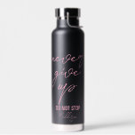 Motivierend schwarz-rosa Zitat nie aufgeben Trinkflasche<br><div class="desc">Personalisierte,  motivierend Zitat-Wasserflasche mit rosa modernem Schriftart. Das Zitat: "Gib niemals auf. Hör nicht auf." Sie können dieses Design auf jedes andere Produkt auf Zazzle übertragen,  schauen Sie sich an: "Transfer Design zu einem Produkt"!</div>