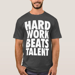 Motivierend Worte - harte Arbeit schlägt Talent T-Shirt