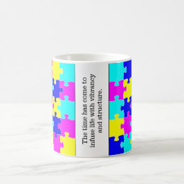Motivierend Wörter und farbenfrohe Puzzleteile Kaffeetasse