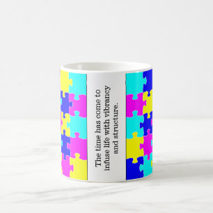 Motivierend Wörter und farbenfrohe Puzzleteile Kaffeetasse