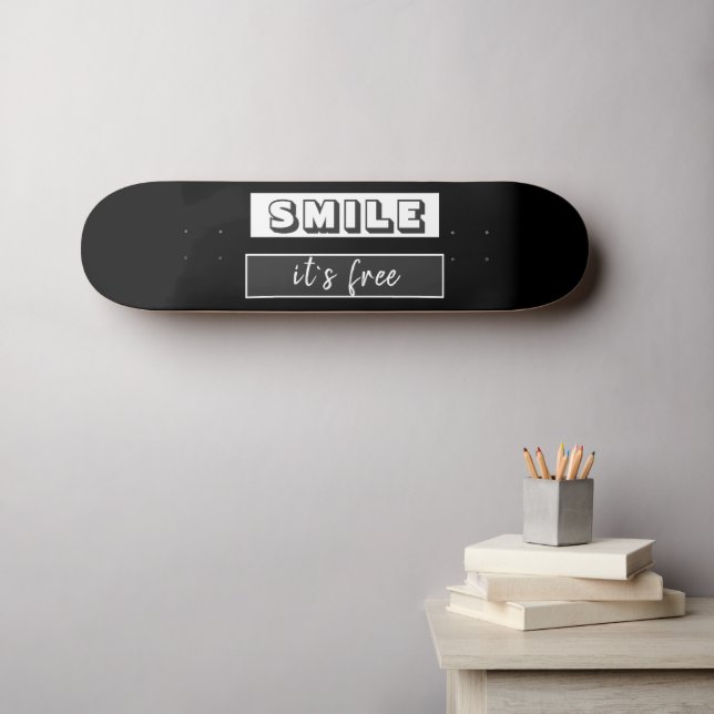 Motivierend Zitat Lächeln es ist kostenlos lässig  Skateboard (Wandkunst (Horz))