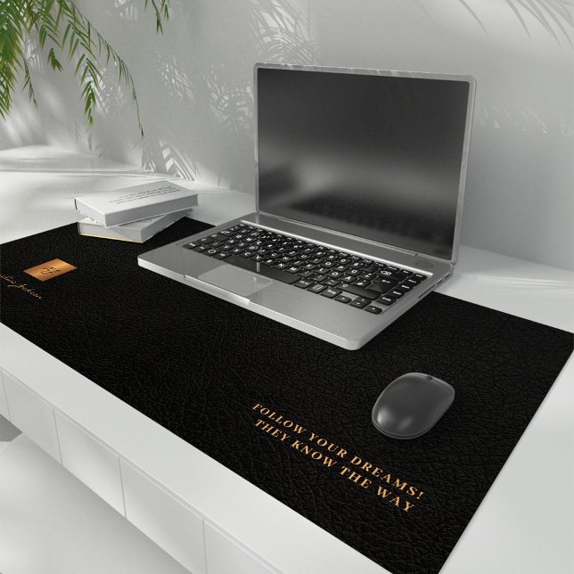 Motivierend Zitatname personalisiertes schwarzes L Schreibtischunterlage (The desk mat design is PRINTED, NOT REAL LEATHER OR METALLIC FOIL)