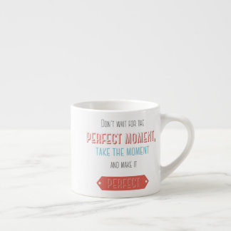 Motivierender typografischer Retro-Stil Espressotasse