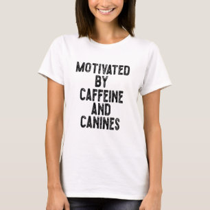 Motiviert durch Koffein und Hunde T-Shirt