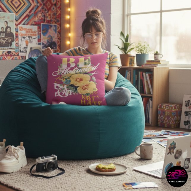 Motiviert sein durch Liebe nicht Hass Kissen (Love lives here.)