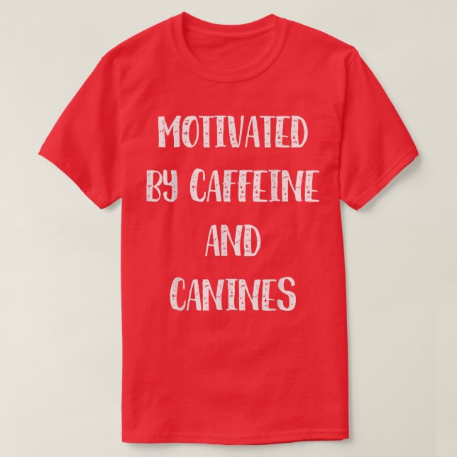 Motiviert von Koffein und Hunden Kaffeehund T-Shirt (Design vorne)