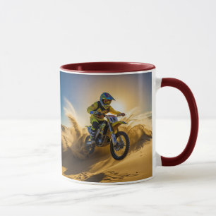 Motocross-Fahrer beim Fahren in den Dünen Tasse