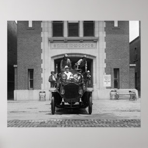 Motor-Crew im Feuerhaus, 1925. Vintages Foto Poster
