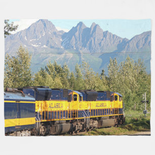 Motor und Gebirge der Alaska Eisenbahn Fleecedecke