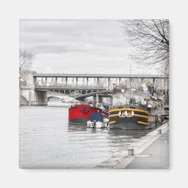 Motorboote in der Nähe von Pont Bir-Hakeim - Paris Magnet (Vorne)