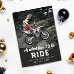 Motorcross Fun to Ride Weihnachten Foto<br><div class="desc">Genießen Sie den Nervenkitzel der Saison mit unserer festlichen Fotokarte für Motocross-Liebhaber und ihre Familien! Die Vorderseite zeigt ein atemberaubendes, vollgroßes Foto, das perfekt die spannenden Motocross-Abenteuer Ihres Kindes hervorhebt, geschmückt mit dem spielerischen Wortspiel "Oh, was Spaß es macht, zu reiten". Dreh die Karte, um Platz für zwei weitere Fotos...</div>