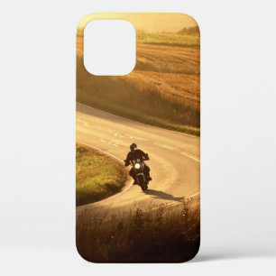 Motorrad auf einer Landstraße an einem Herbstabend Case-Mate iPhone Hülle