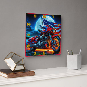 Motorrad mit amerikanischer Flagge unter Vollmond Quadratische Wanduhr