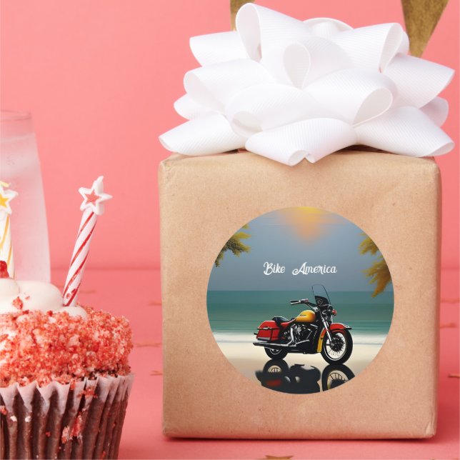 Motorrad Parkplatz in der Nähe des Ozeans Runder Aufkleber (Party)