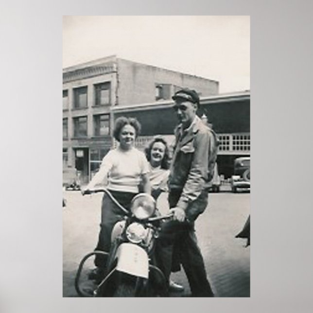 Motorrad-Typ und 2 Mädchenplakat Poster (Vorne)