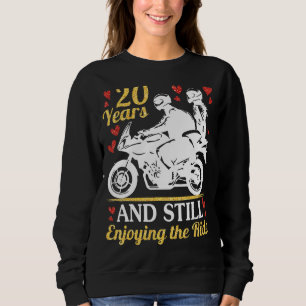 Motorradfahrer heiraten 20 Jahre und geniessen imm Sweatshirt
