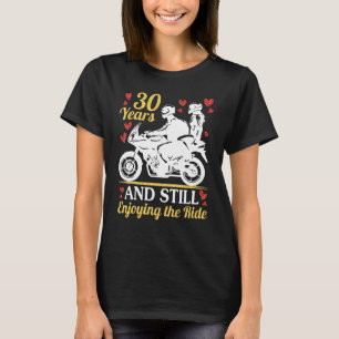 Motorradfahrer heiraten 30 Jahre und geniessen imm T-Shirt