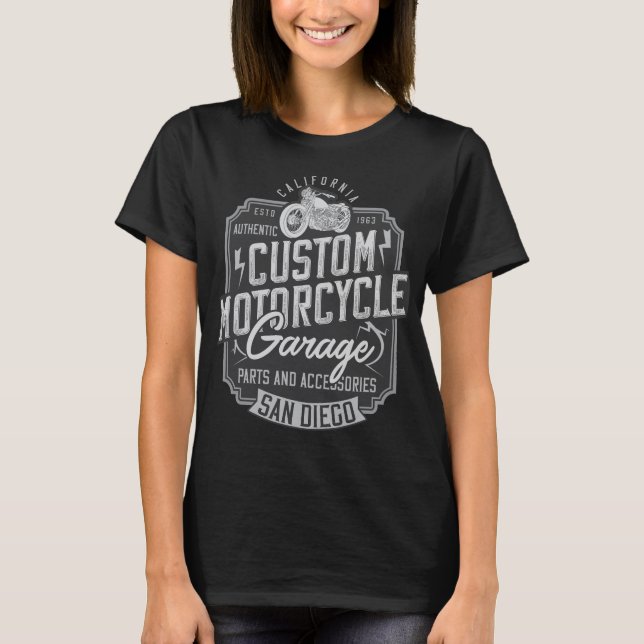 Motorradfahrer im Motorradstil - Benzingarage T-Shirt (Vorderseite)
