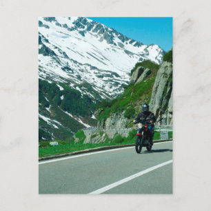 Motorradfahrer im schneebedeckten Foto Postkarte