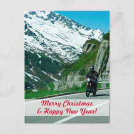 Motorradfahrer in schneebedeckten Bergen Weihnacht Postkarte