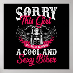 Motorradmädchen wird bereits von einem Biker mitge Poster