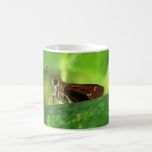 Motte auf Blatt 2 Kaffeetasse (Mittel)