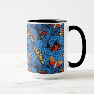 Motten auf blauem Hydrangea Tasse