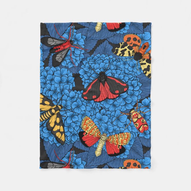Motten auf blauer Hortensie Fleecedecke (Vorderseite)