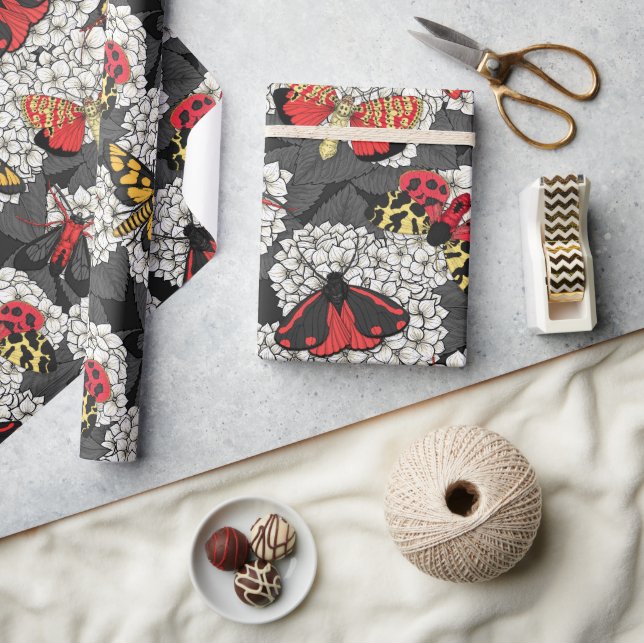 Motten auf weißem Hydrangea Geschenkpapier (Basteln)